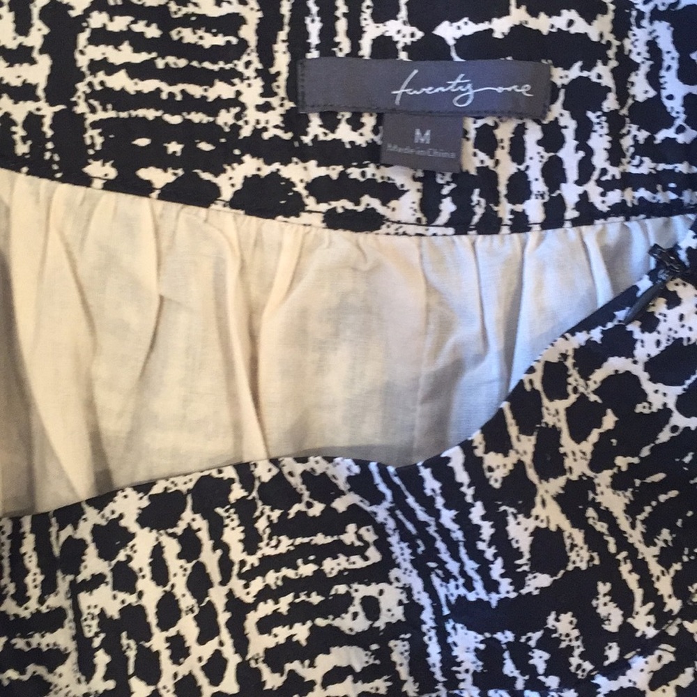 Forever 21 skirt black and cream pleated skirt - Picture 2 of 2